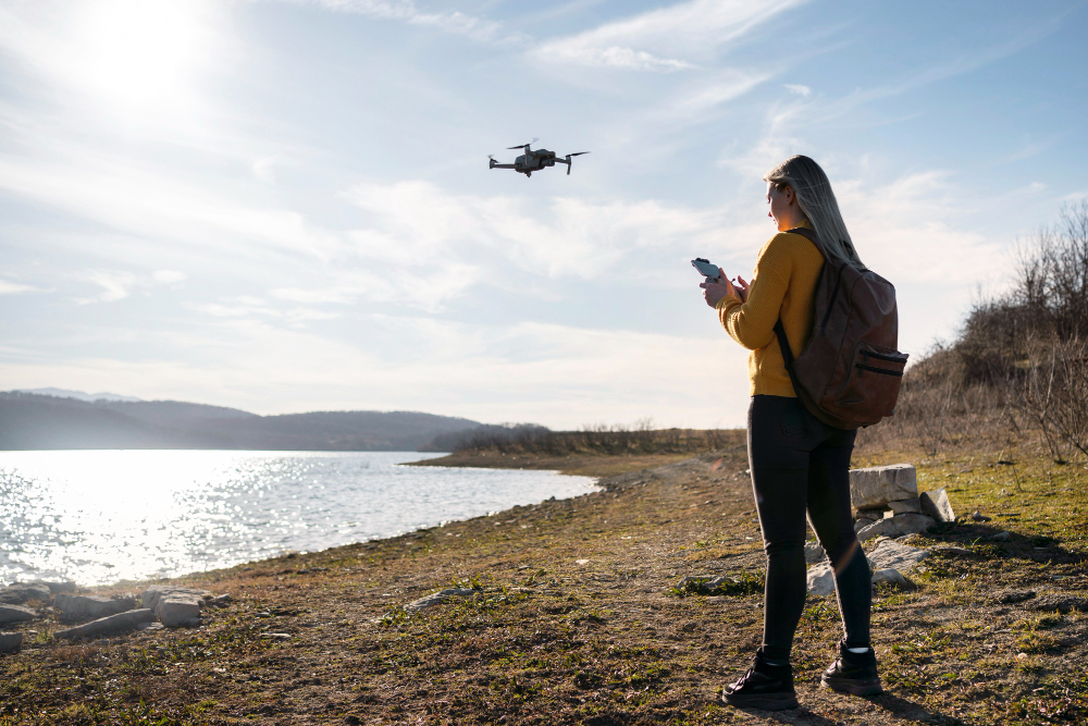 Mulher realizando um voo seguro de drones