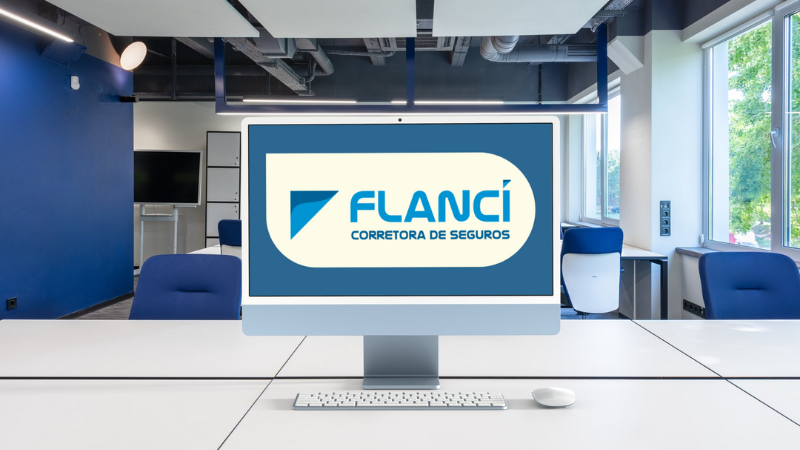 Tela de computador com logo da Flanci