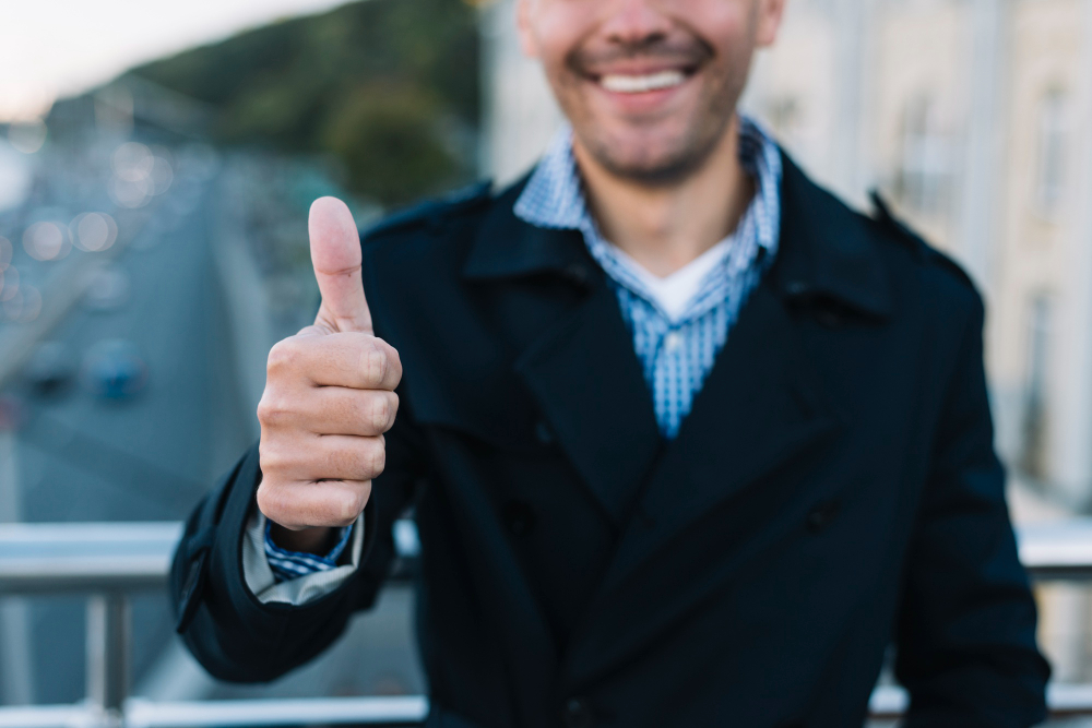 Empresário fazendo sinal positivo representando os Impactos positivos da Nova Lei de Licitações