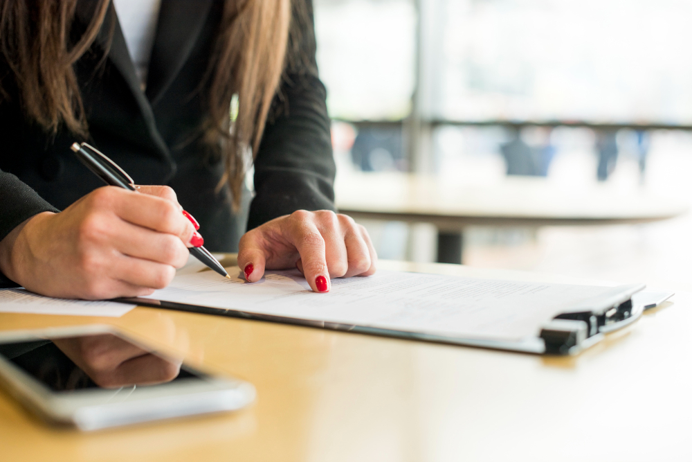 Especialista estudando a Nova Lei de Licitações e Contratos