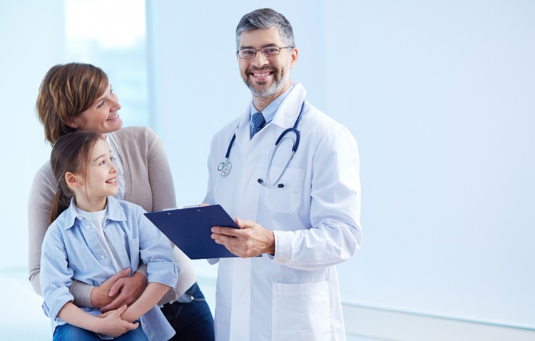 mãe e filha em consulta com médico utilizando o seguro saúde