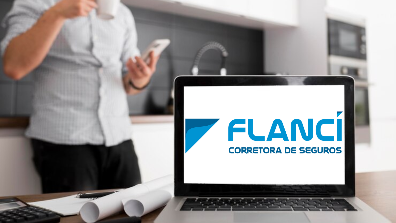 homem ao fundo e à frente um computador com o logotipo da Flanci